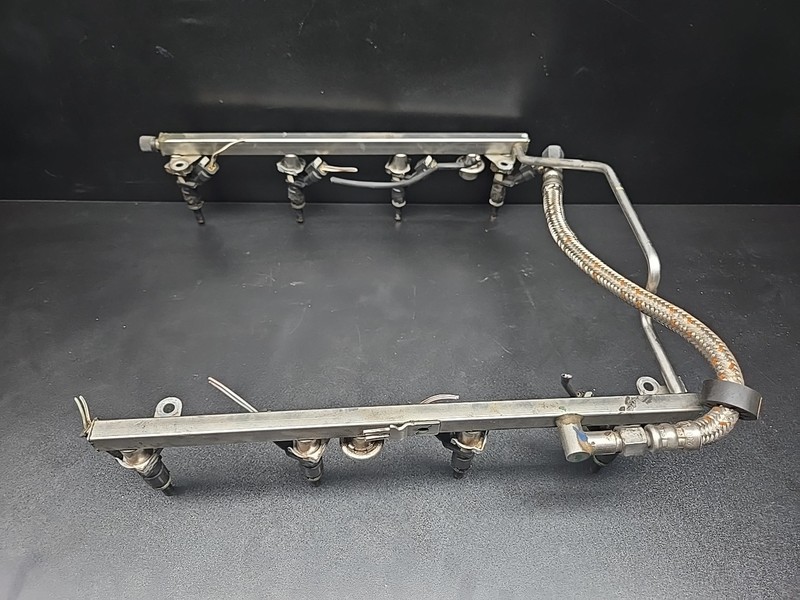 07-12 Mercedes W221 CL550 S550 Fuel Injection Rail With Fuel Injectors Oem