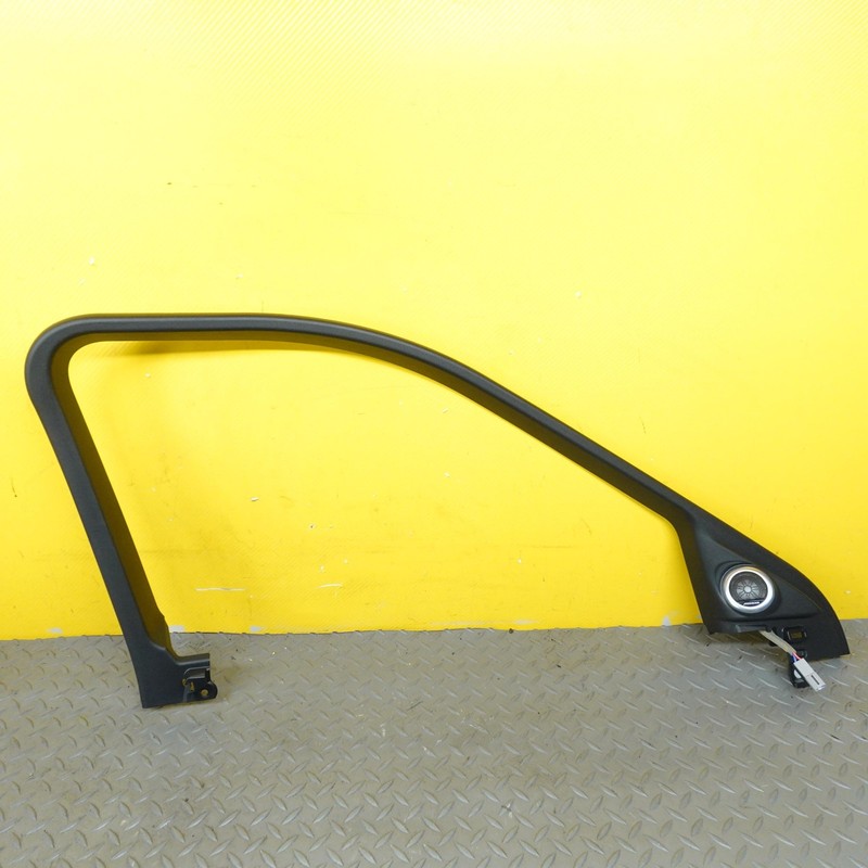 2020-2022 RANGE ROVER EVOQUE FRONT LEFT DOOR WINDOW FRAME TRIM OEM K8D2-20905