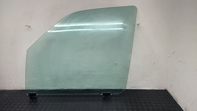 03-06 Ford Expedition Front Left Driver Door Glass Window OEM 2L1Z-7821411-AA