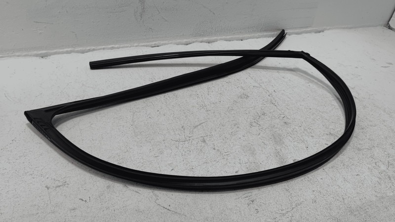 TOYOTA CAMRY FRONT PASSENGER SIDE WINDOW GLASS RUN CHANNEL SEAL 2018 - 2022 OEM