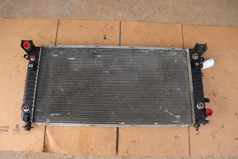 2015-2016 CHEVY/GMC SUBURBAN 1500 5.3L ENGINE COOLING RADIATOR OEM