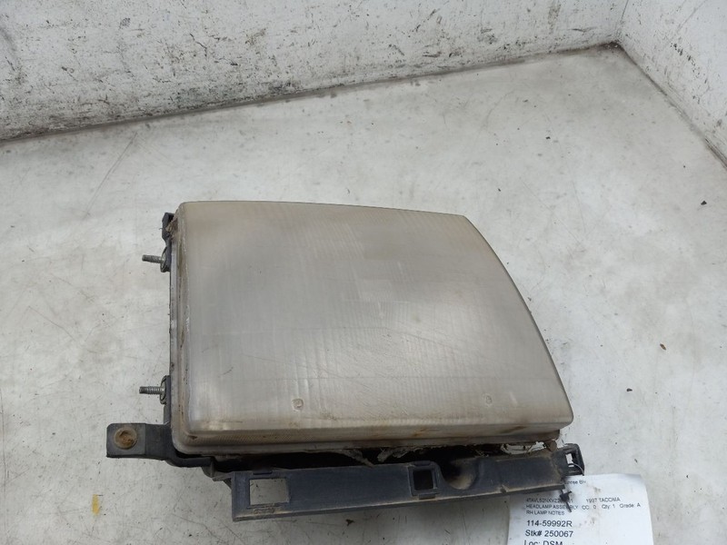 97 98 99 00 TOYOTA TACOMA PASSENGER RIGHT HEADLIGHT
