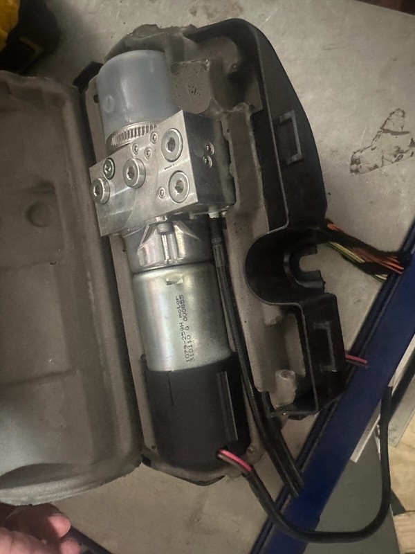 09-13 Mercedes R350 Power TRUNK Lid Tailgate Lift Motor Pump w/ Cover OEM