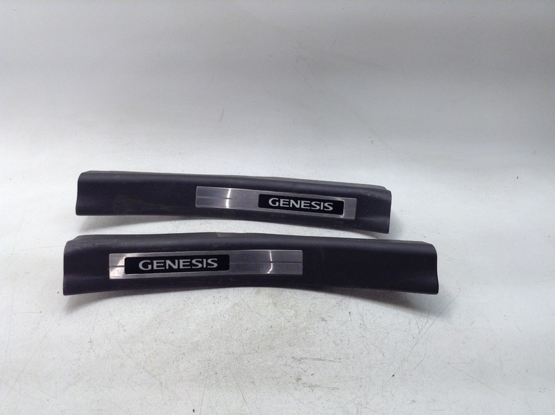 09-11 HYUNDAI GENESIS REAR LEFT / RIGHT DOOR SILL SCUFF PLATE TRIM SET OEM