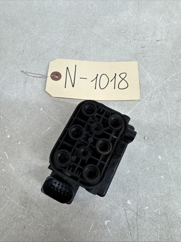 11-18 PORSCHE CAYENNE 958 AIRMATIC PNEUMATIC SUSPENSION VALVE BLOCK 1018 B31