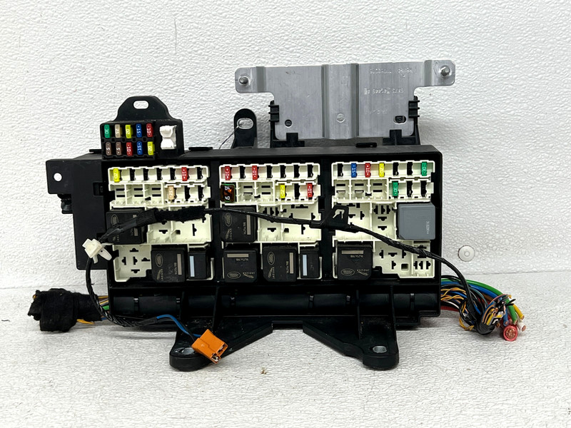 β2017-2020 JAGUAR XE XF REAR LUGGAGE COMPARTMENT FUSE BOX RELAY OEM LOT2691