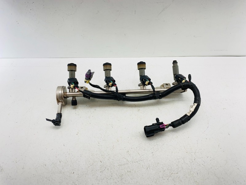 06-10 Saturn Sky Pontiac Solstice 2.4L Fuel Rail With Injectors OEM