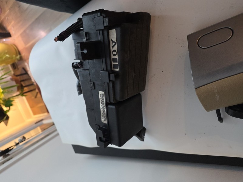 2005-10 Honda Odyssey Touring (3.5L / AT) Engine Fuse Box