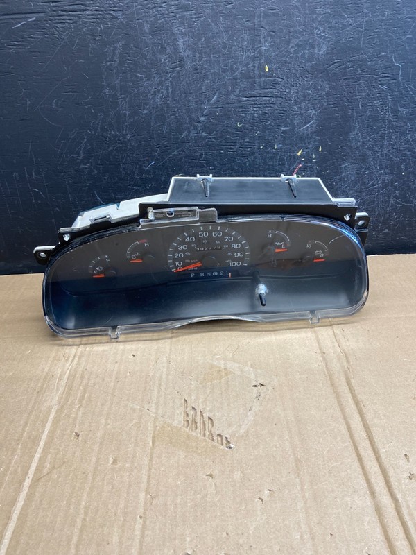 2001-2002 Ford Econoline E250 E350 Van Speedometer Instrument Cluster AD7074 DG