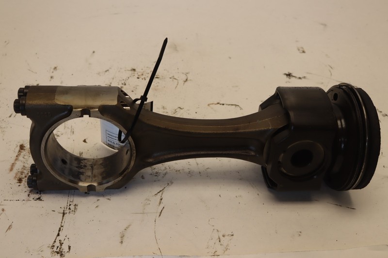 2013-2017 PETERBILT 579 CUMMINS ISX15 PISTON CONNEECTION ROD 2882582 OEM