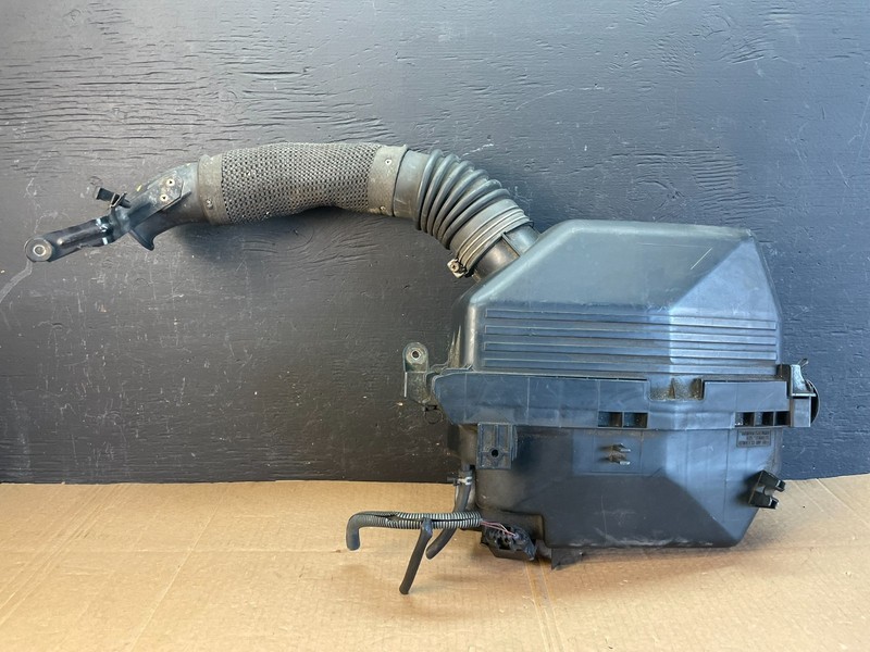 2004 to 2005 Toyota RAV4 Air Intake Cleaner Filter Box AC2310