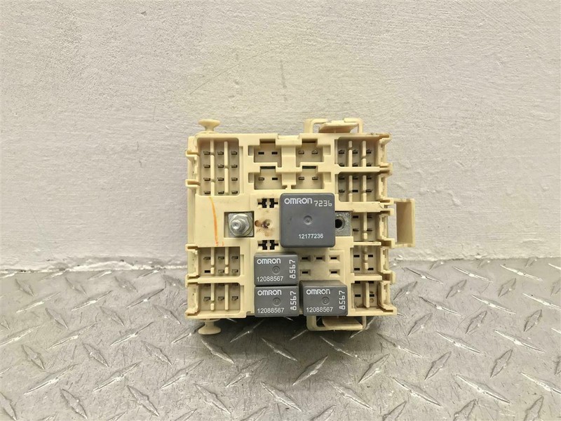 2000-2002 CHEVROLET SUBURBAN 5.3L DASH INTERIOR FUSE RELAY BOX GM 15770996
