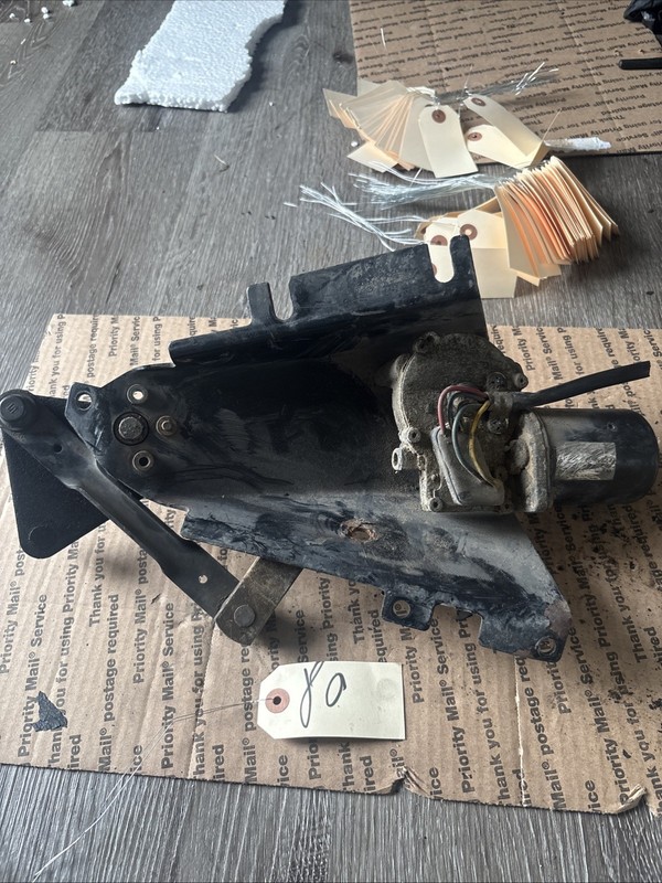 VOLVO WINDSHIELD WIPERLINKAGEWITH MOTOR - Missing P/N