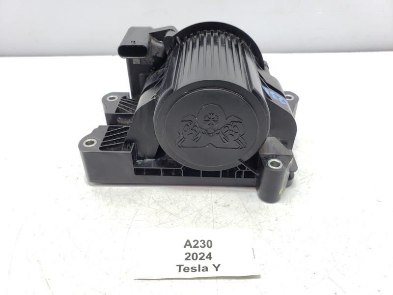 ✅ 2020-2024 OEM Tesla Model Y 3 Supermanifold Refrigerant Pump