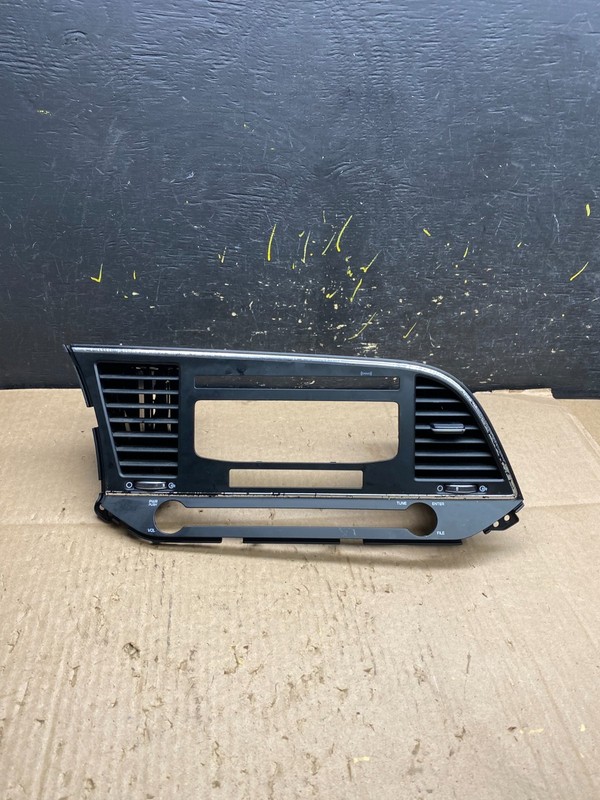 2017 - 2019 Hyundai Elantra Center Radio Climate Control Air Vent Bezel Y5390 DG