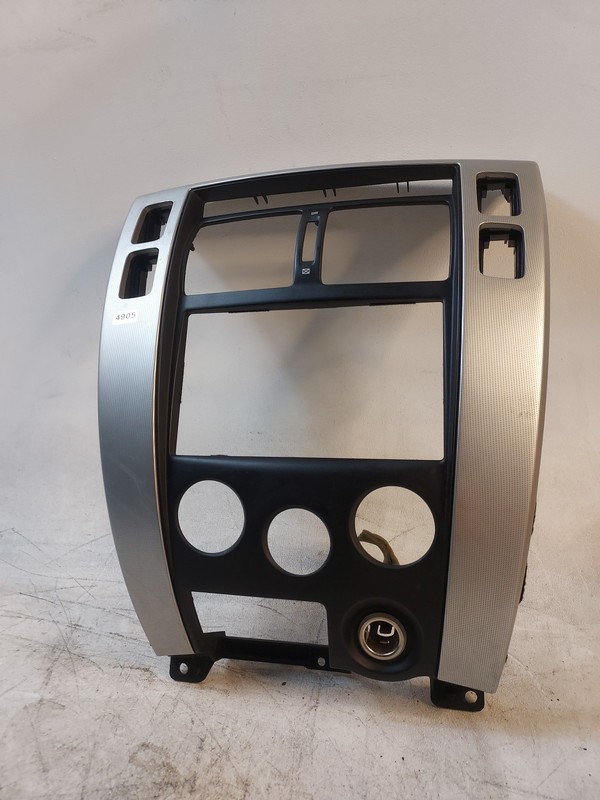 2005-2009 Hyundai Tucson Center Dash Radio Bezel Trim oem
