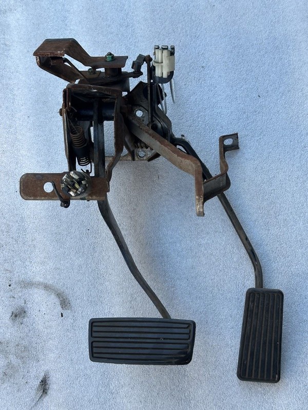 1984 1985 HONDA ACCORD BRAKE AND ACCELERATOR PEDALS PAIR AUTOMATIC A/T