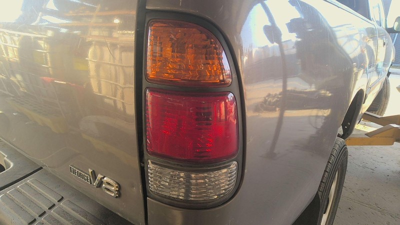 Tail Light Assembly TOYOTA TUNDRA Right 00 01 02 03 04