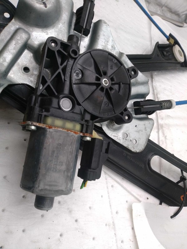 2014 Chevrolet Malibu Right Front Window Regulator Black Used 268K Miles