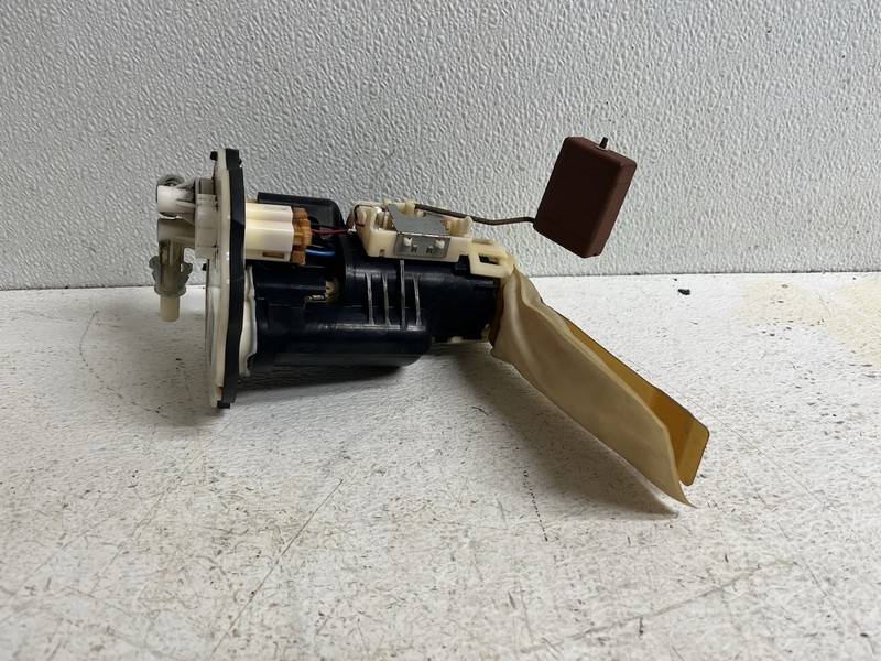 2000-2001 Mazda MPV Fuel Pump w Sending Unit & Bracket