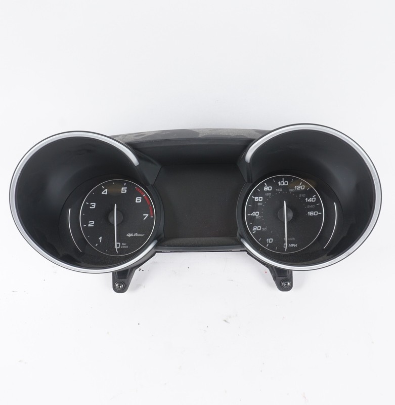 17 - 19 Alfa Romeo Giulia 2.0L INSTRUMENT CLUSTER GAUGE SPEEDOMETEROEM