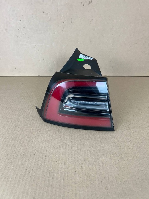 ✅17-23 Tesla Model 3 Y LED Rear Outer Tail Light Left Side 1077397 w/scratch