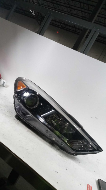 Used Right Headlight Assembly fits: 2017 Hyundai Tucson gasoline halogen w/LED a