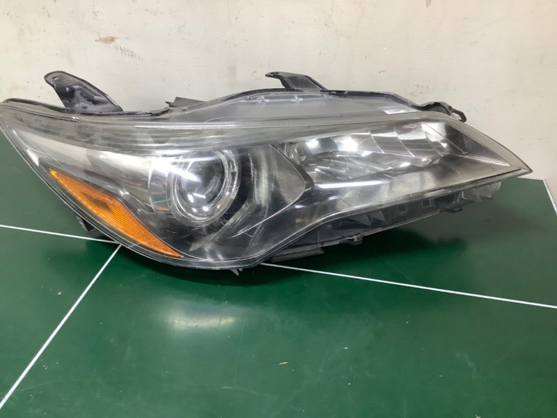 15-17 Toyota Camry R Passenger Side Right Halogen Headlight headlamp Used OEM