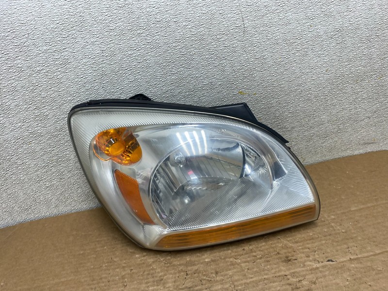 2005 to 2006 Kia Sportage Right Passenger RH Halogen Headlight OEM Z2864 DW