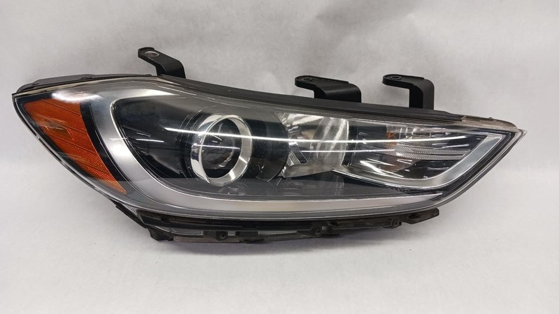 17-'18 HYUNDAI ELANTRA Right passenger headlight halogen OEM Grade B