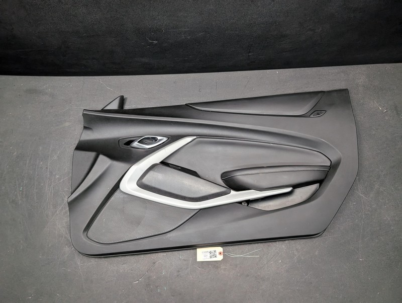 Front Right Door Trim Panel 2019 Chevrolet Camaro 84557717 2016 2017 2018