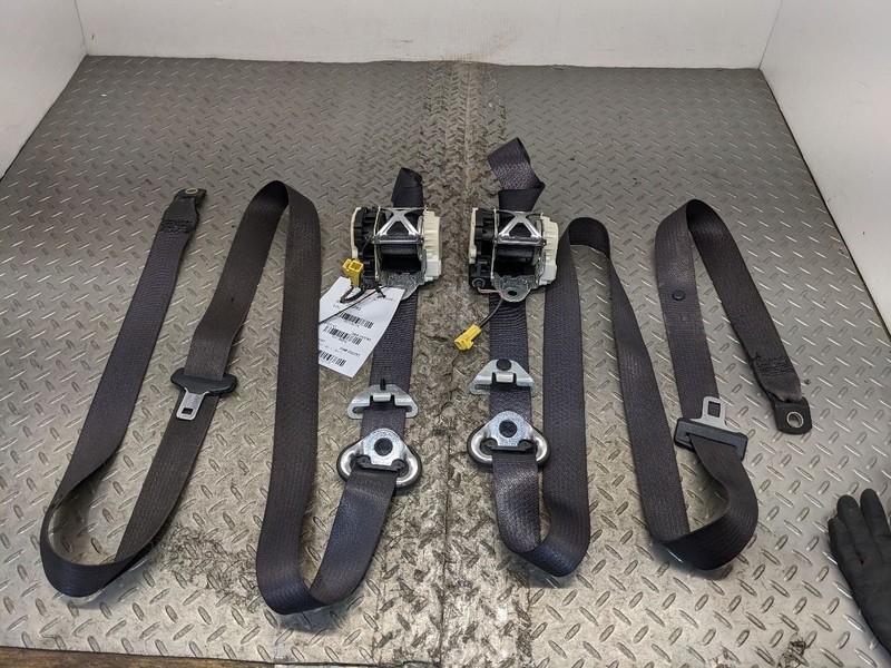 10-11 Chevrolet Camaro Front Seatbelt Seat Belt Retractor Pair Left & Ri 118