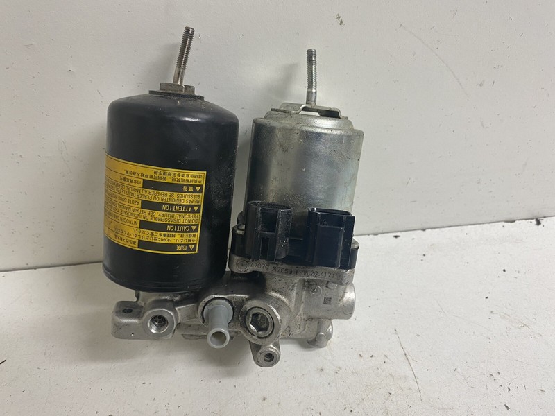 2010-2011 Toyota Prius Electric Power Brake Booster Master Cylinder 47070-47050