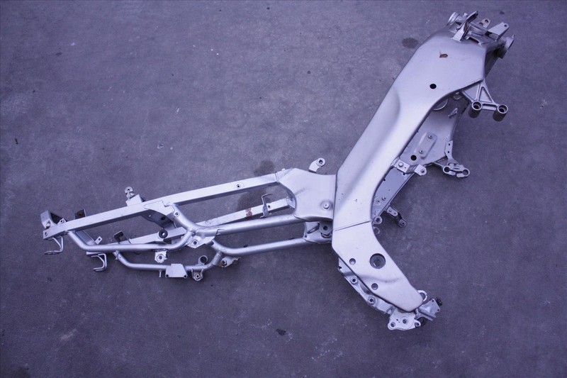 2001 YAMAHA YZF 600 R MAIN FRAME CHASSIS BODY OEM YZF600 YZF600R 01