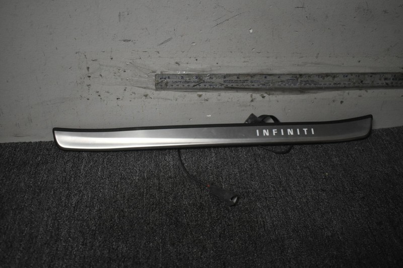 INFINITI STEP PAD LEFT SIDE FACTORY OEM
