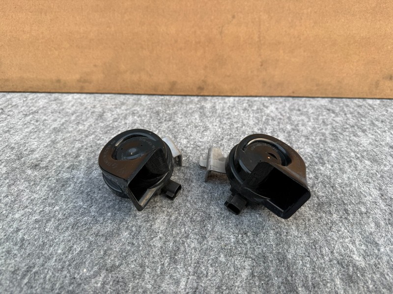 FORD MUSTANG MACH-E 2021-2025 OEM HIGH AND LOW TONE HORNS HORN ASSEMBLY (PAIR)