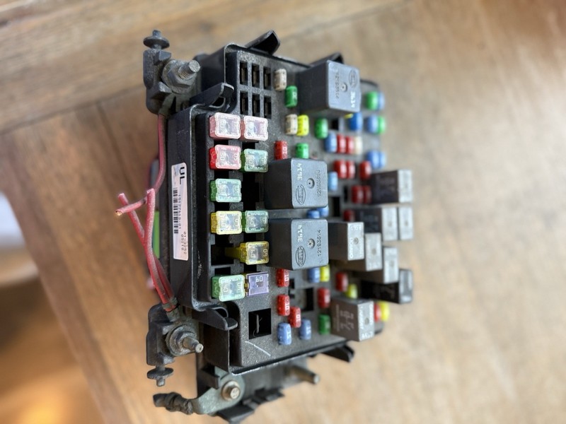 03-06 GMC YUKON Engine Bay Fuse Box 151771119-01