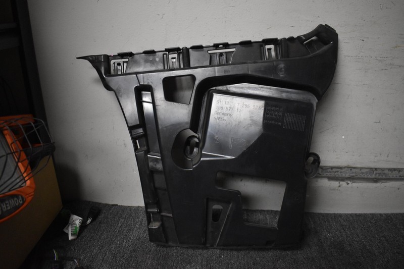 2012-2015 BMW 320I LEFT SIDE BUMPER MOUNT BRACKET FACTORY OEM