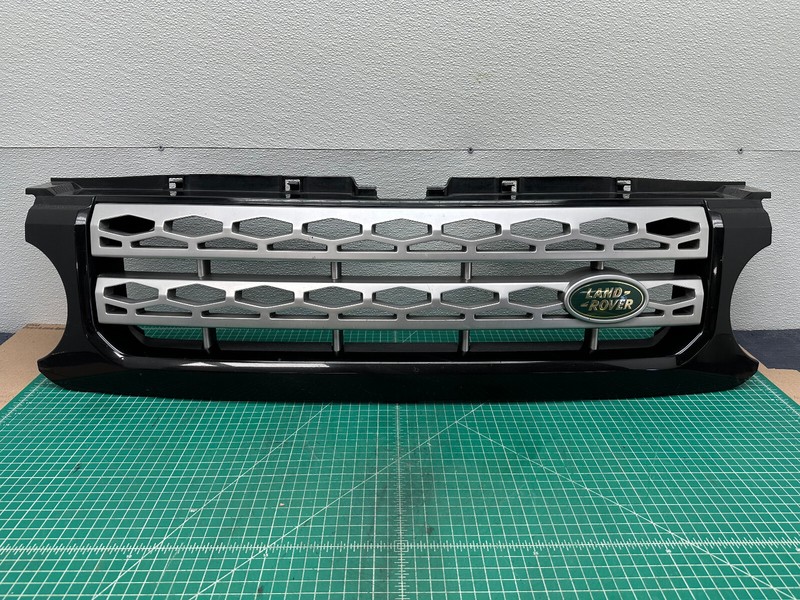 10 LAND ROVER LR4 FRONT BUMPER GRILLE W/ EMBLEM OEM
