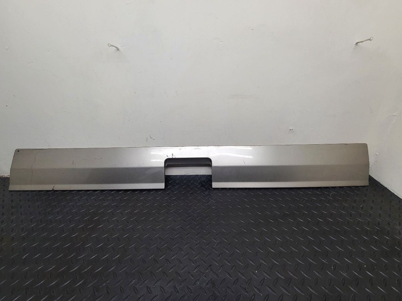 02-06 Cadillac Escalade Liftgate Lower Molding Gold (U382E) OEM 88935294