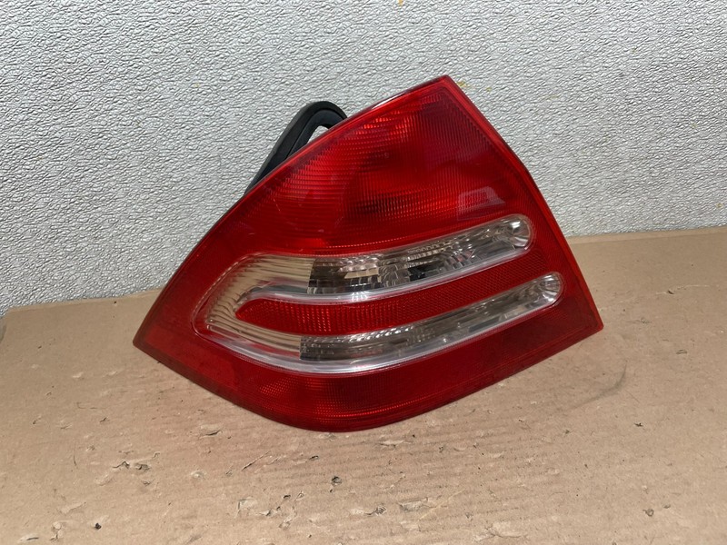 2001-2004 Mercedes-Benz C 230 C240 W203 C-Class Left Driver Tail Light AB0053 LK