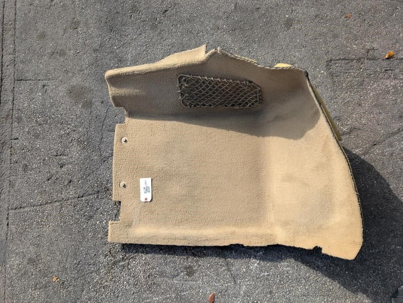 Front Right Floor Covering Carpet 2007 Mercedes R350 25168022408L28 2006 - 2009