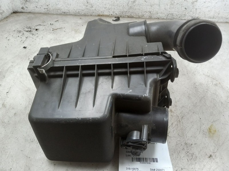 18 19 20 21 22 TOYOTA C-HR XLE 2.0L AIR CLEANER BOX