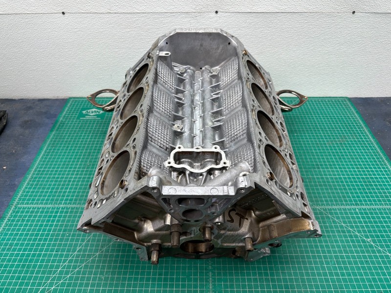 10-14 BMW 550i 650i X5 X6 N63 4.4L engine CYLINDER BLOCK OEM