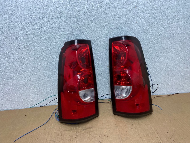 2003-2006 Chevrolet Silverado Left + Right Side Tail lights OEM AD1291 LK