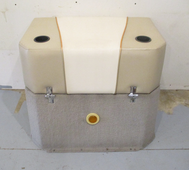 1995 Lund Tyee 1850 Grand Sport 4.3L Sterndrive Engine Motor Cover Tan & White