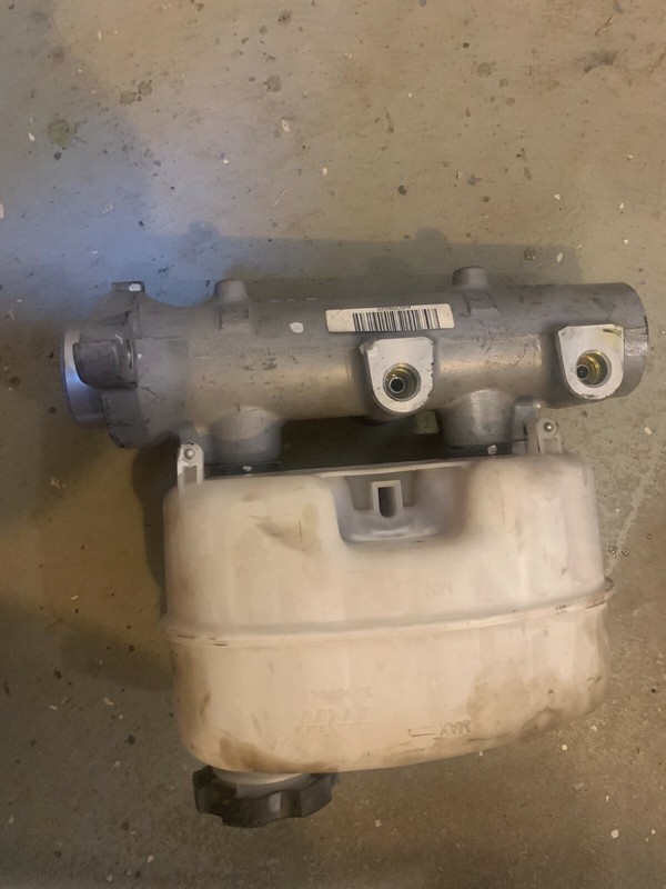 15-19 SIERRA SILVERADO DENALI SUBURBAN BRAKE MASTER CYLINDER W/ RESERVOIR