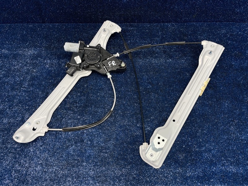 2017-2019 Cadillac XT5 Front Right Power Window Regulator w Motor OEM