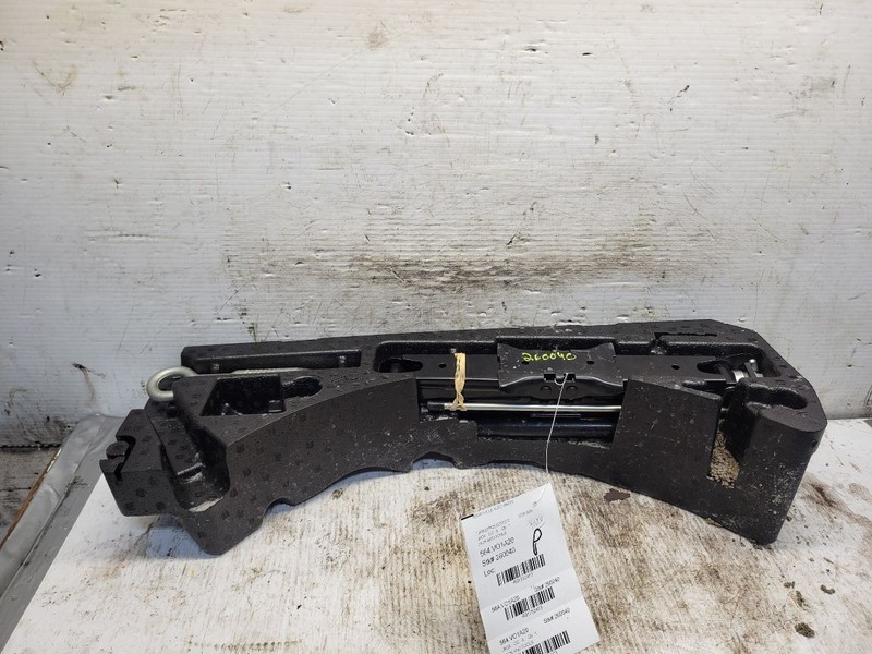 S60 2020 Jack and Tools 1752413