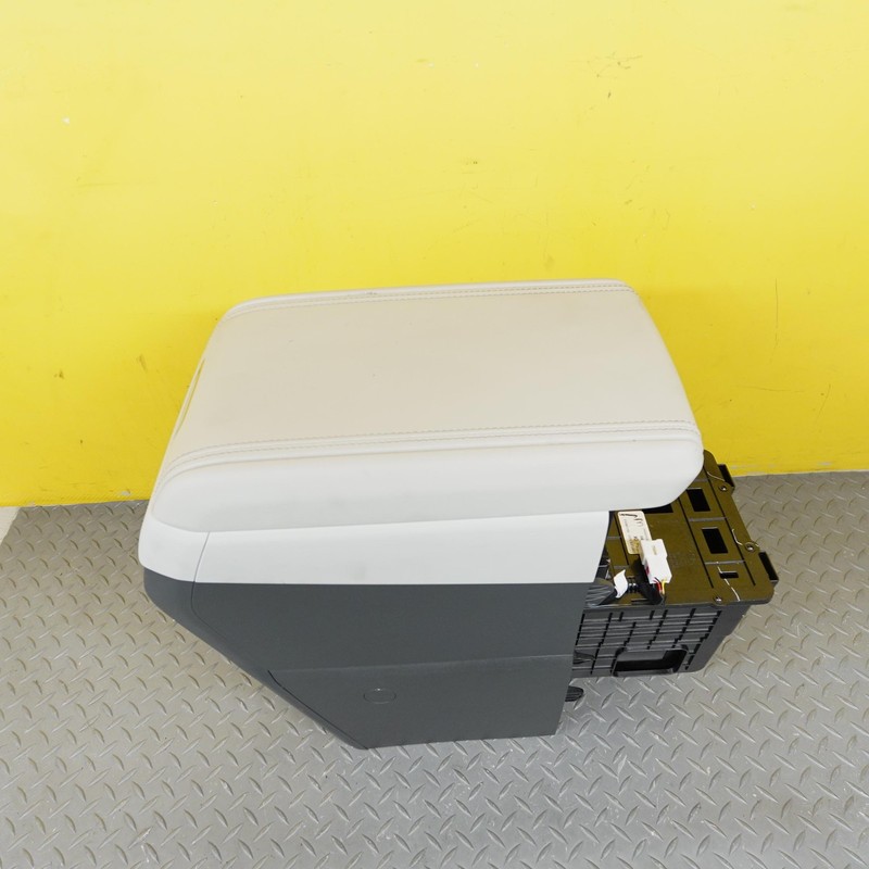 2024-2025 HYUNDAI SANTA FE FRONT CENTER CONSOLE COMPARTMENT BOX OEM 84602R6000
